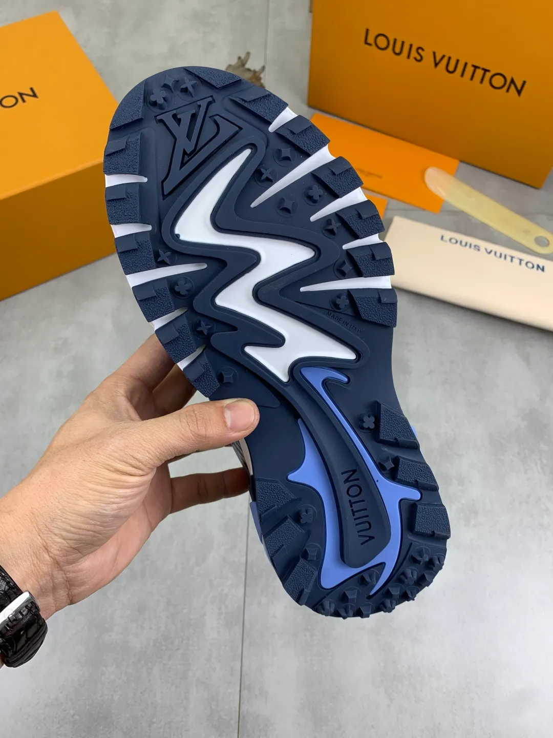 Men's Men's Shoes💰P740 New High Version LV Louis Vuitton L Jialu Brand Runner Tatic Series Thick Sole Casual Sports Shoes Running Shoes Original Purchase Development Production This LV Runner Tatic sports shoe combines technical materials such as mesh fabric and ribbons to interpret the inspiration of traditional mountaineering shoes. LV letters are written on one side, the lariat buckle of the quick lacing system is embellished with Monogram flowers and Louis Vuitton logos, and the light and wear-resistant rubber outsole completes the whole package. The delivery counter is beautifully packaged🛍📦 ▪️Fabrics: Original imported custom technical fabric + mesh ▪️Inner lining: Original customized breathable mesh ▪️Sole: Original open-molded anti-slip rubber combination material ▪️Sole thickness: 4CM ▪️Size: Men's 39-44 (38 45 (customized)